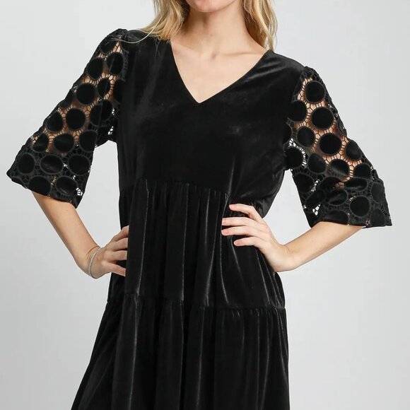 SIZE LARGE 3 TIER BLACK VELVET EMPIRE DRESS WITH CUT OUT LACE AND VELVET SLEEVES - Picture 2 of 5